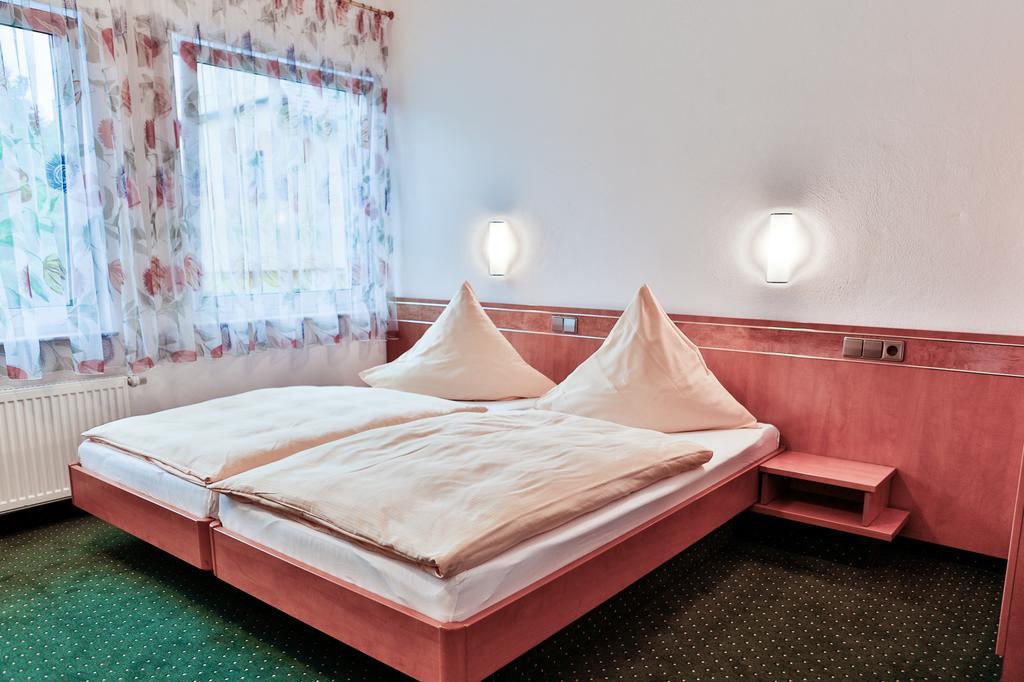 Hotel Zur Eisenbahn Renningen Exterior foto